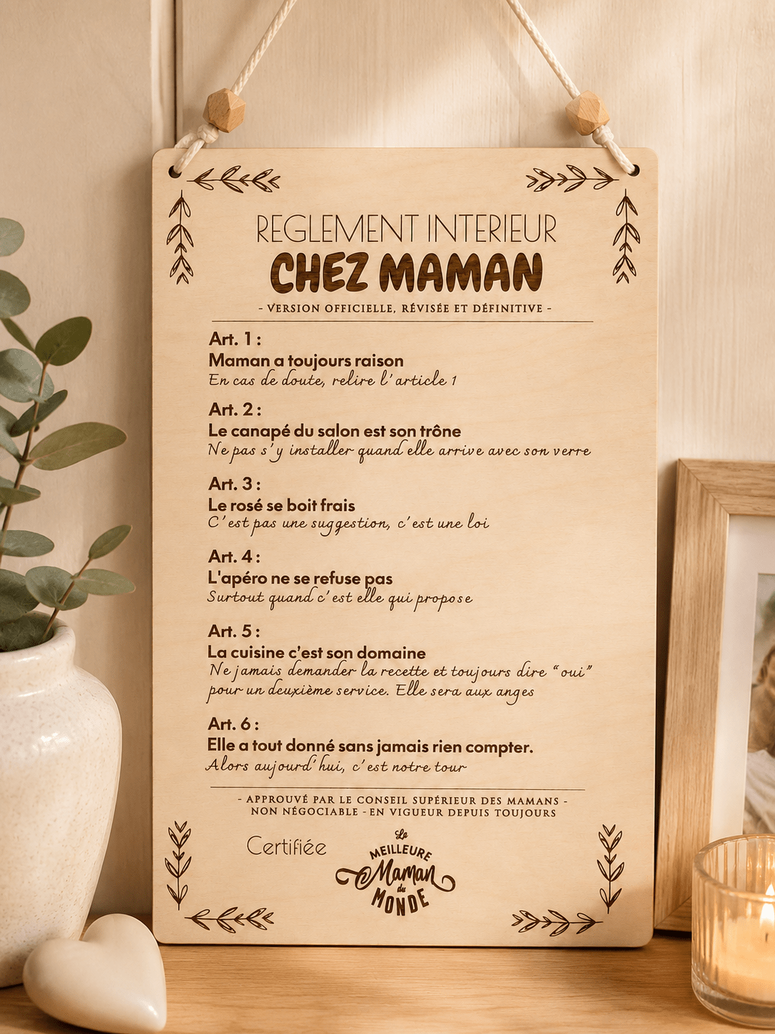 Plaque déco bois humoristique Chez Maman posée dans un intérieur cosy avec bougie et plante, cadeau original fête des mères