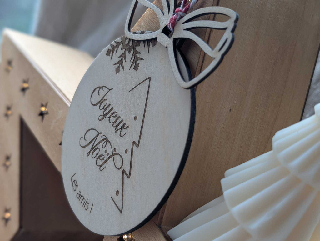 Boule Noël bois personnalisée sapin joyeux noël gravure texte personnalisé nœud bois décoration fait main