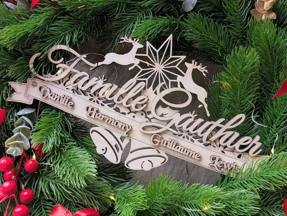 déco bois nom de famille et prénoms avec élans, étoile de Noël, cloches et flocons. 