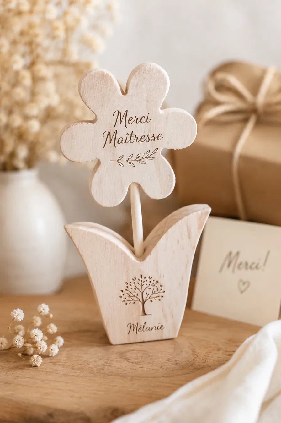 Fleur ronde en bois gravée "Merci Maîtresse" sur fond neutre – Artesama
