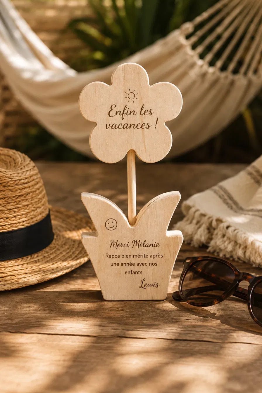 Fleur en bois "Enfin les vacances" – cadeau fin d'année maîtresse personnalisé