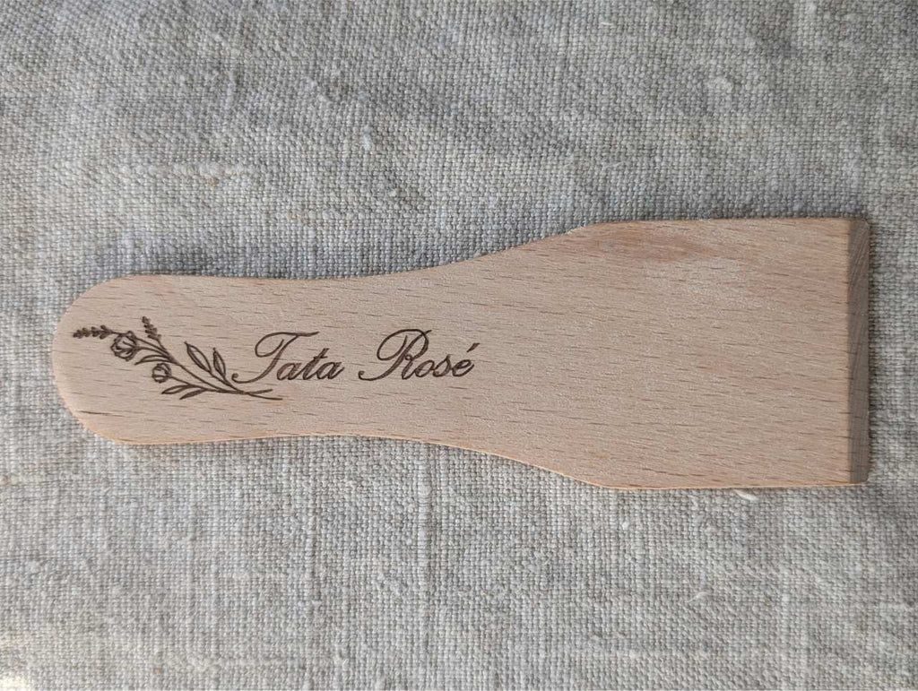 Spatule raclette bois naturel gravée motif fleurs personnalisation texte
