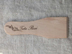 Spatule raclette bois naturel gravée motif fleurs personnalisation texte