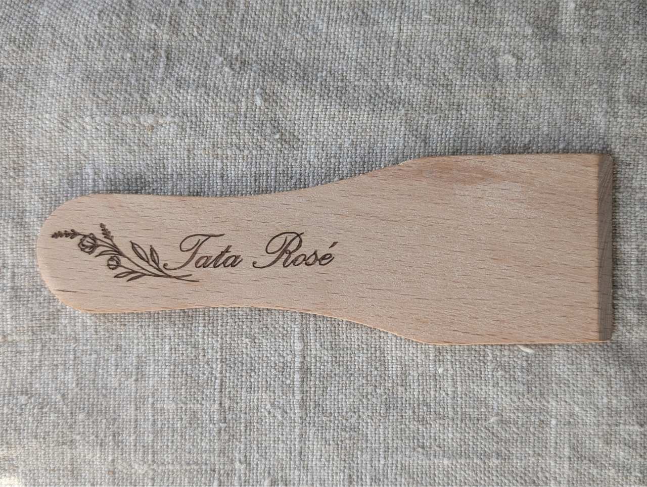Spatule raclette bois naturel gravée motif fleurs personnalisation texte