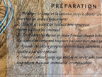 Planche bois manguier gravée posée à plat dans une cuisine, cadeau original personnalisé pour maman, idée cadeau fête des mères
