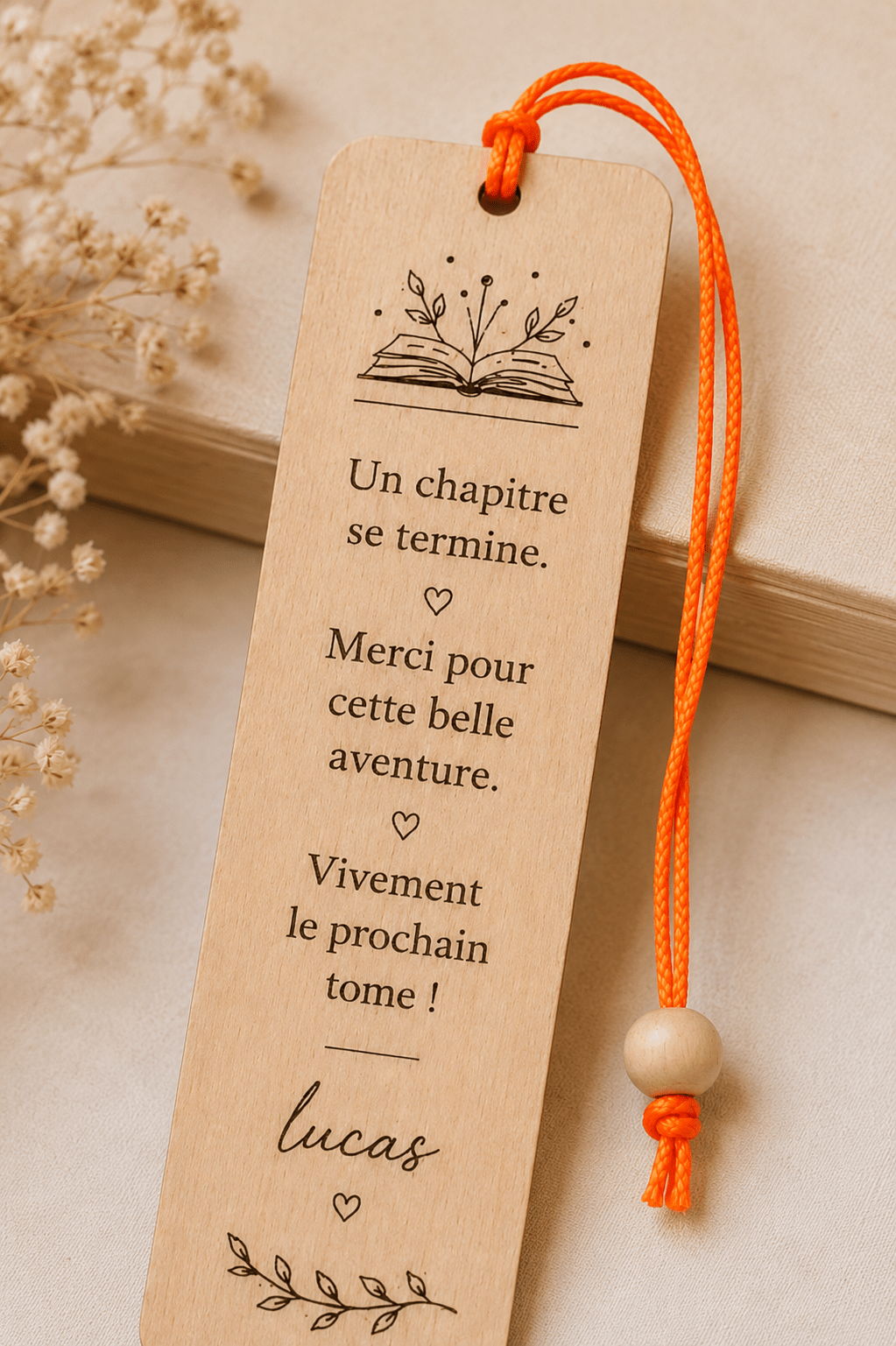 Gros plan gravure laser marque-page bois tilleul – atelier Artesama Rhône-Alpes
