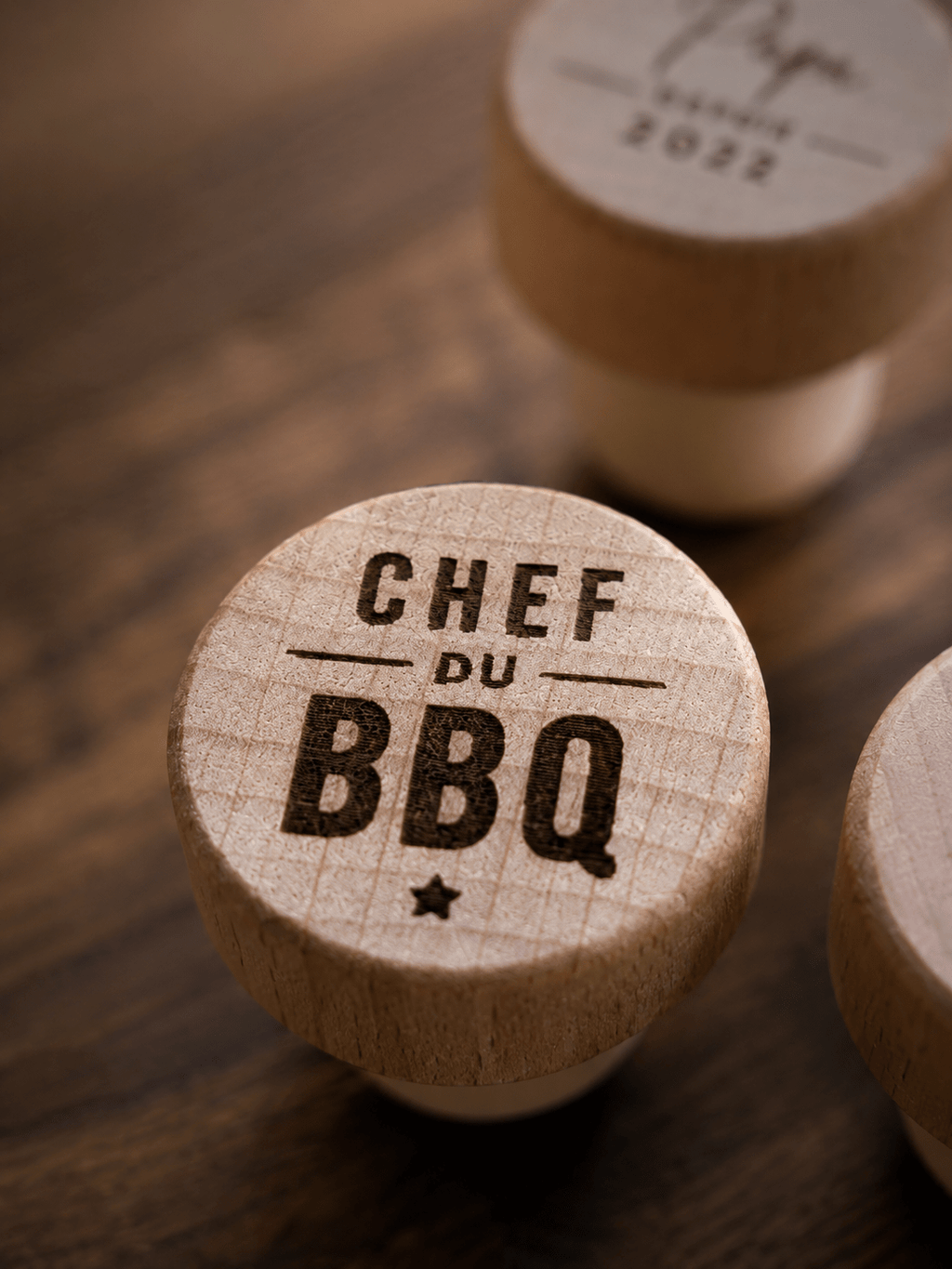Gros plan gravure laser bouchon bois hêtre Chef du BBQ — cadeau papa barbecue fête des pères personnalisé