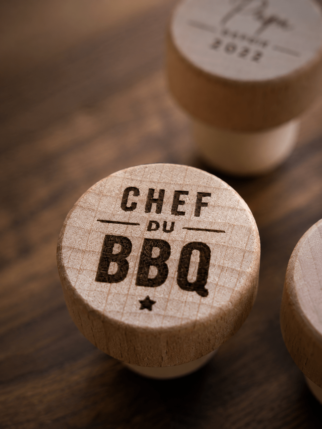 Gros plan gravure laser bouchon bois hêtre Chef du BBQ — cadeau papa barbecue fête des pères personnalisé