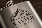 Gros plan gravure laser flasque inox brossé motif massif alpin prénom Xavier — cadeau personnalisé homme