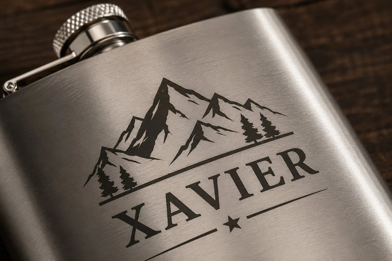 Gros plan gravure laser flasque inox brossé motif massif alpin prénom Xavier — cadeau personnalisé homme