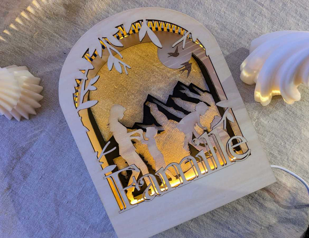 Lanterne LED famille avec paysage de montagne peint à la main en noir - vue arrière rétro-éclairée effet ombres chinoises