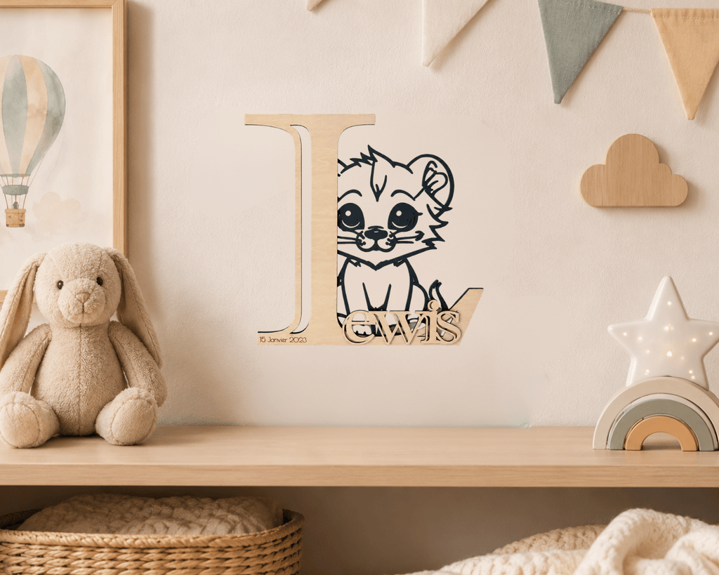 Lettre décorative personnalisée en bois "L" avec lionceau et prénom "Lewis" accrochée au mur d'une chambre bébé douce, avec guirlande fanions et étoile lumineuse