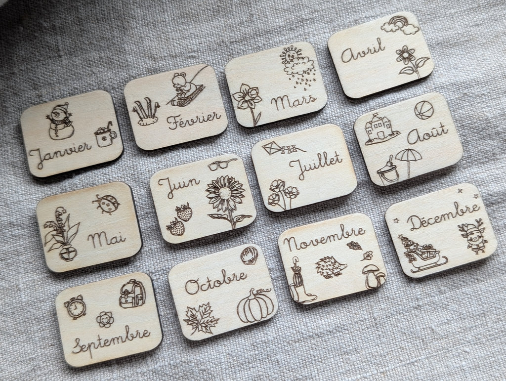 magnets mois de l'année décorés en fonction des saisons pour semainier en bois gravé modulable et évolutif. durable. en bois gravé. personnalisable