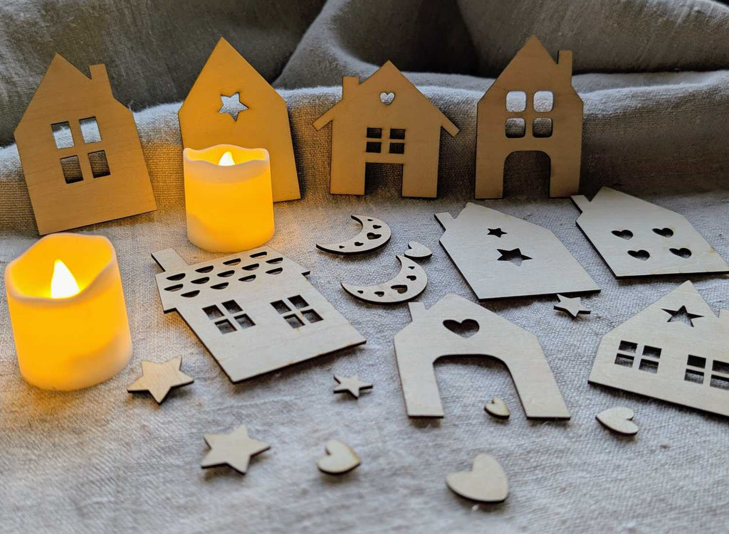 Kit calendrier de l'avent DIY bois brut : façades maisonnettes découpe laser avec fenêtres étoiles et cœurs, lunes et étoiles décoratives, bougies LED allumées