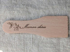 Spatule raclette artisanale bois fleurs papillon gravure personnalisée