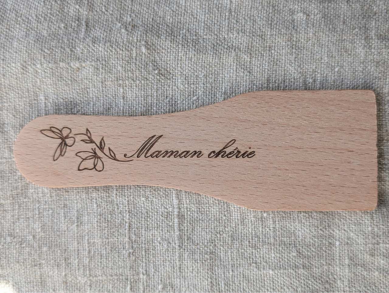 Spatule raclette artisanale bois fleurs papillon gravure personnalisée