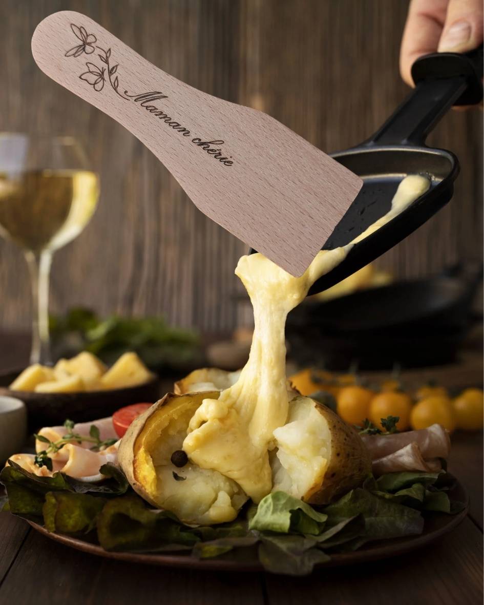 Utilisation spatule raclette bois personnalisée poêlon fromage fondu