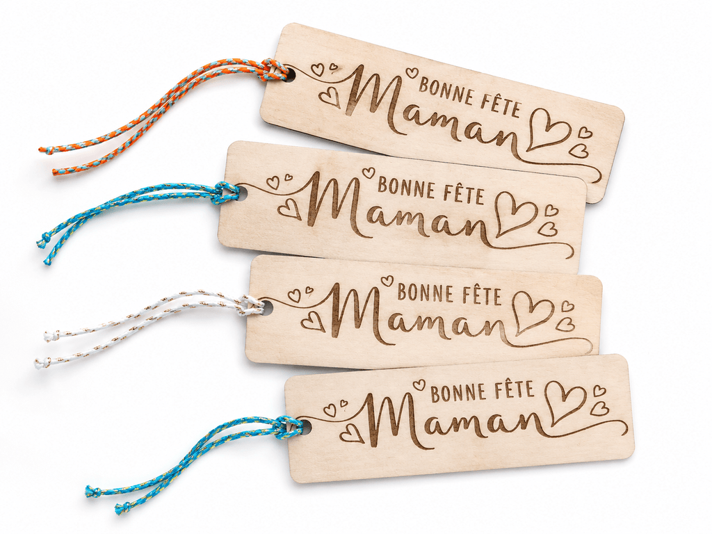 marque pages en bois gravé sur fond blanc bonne fête maman