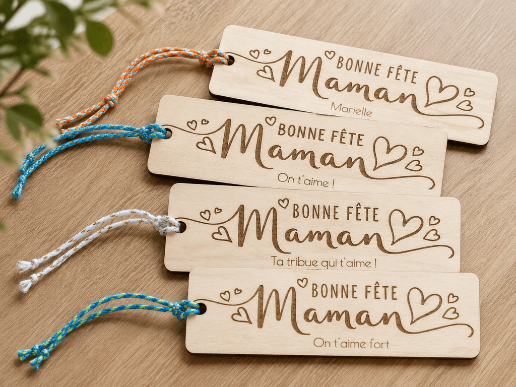 marques pages bonne fête maman posés sur table en bois message personnalisé