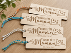 marques pages bonne fête maman posés sur table en bois message personnalisé