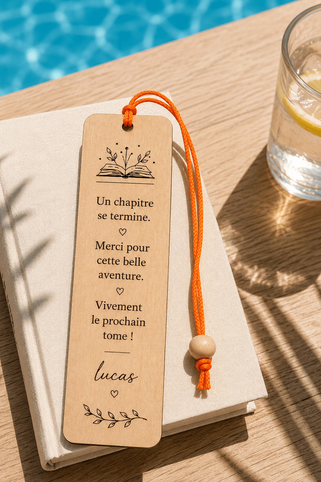 Marque-page en bois gravé au bord de la piscine – cadeau maîtresse original