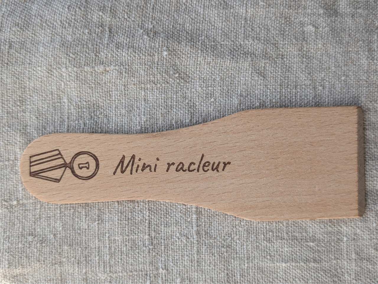 Spatule raclette bois gravée médaille champion personnalisable prénom