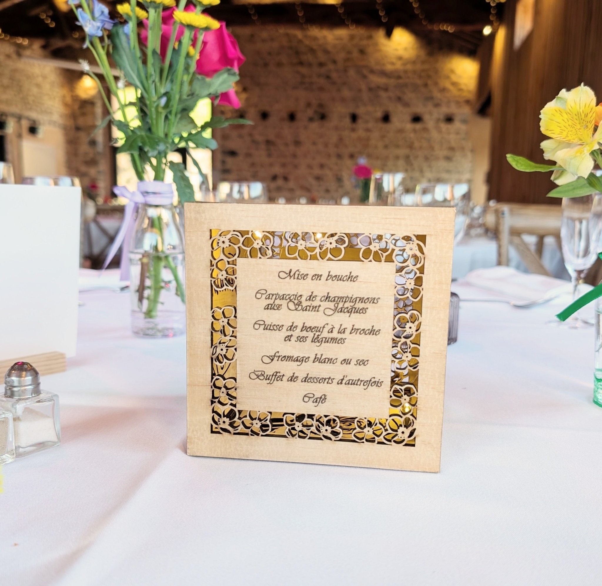 Menu table cube bois lumineux LED personnalisé mariage baptême — Artesama
