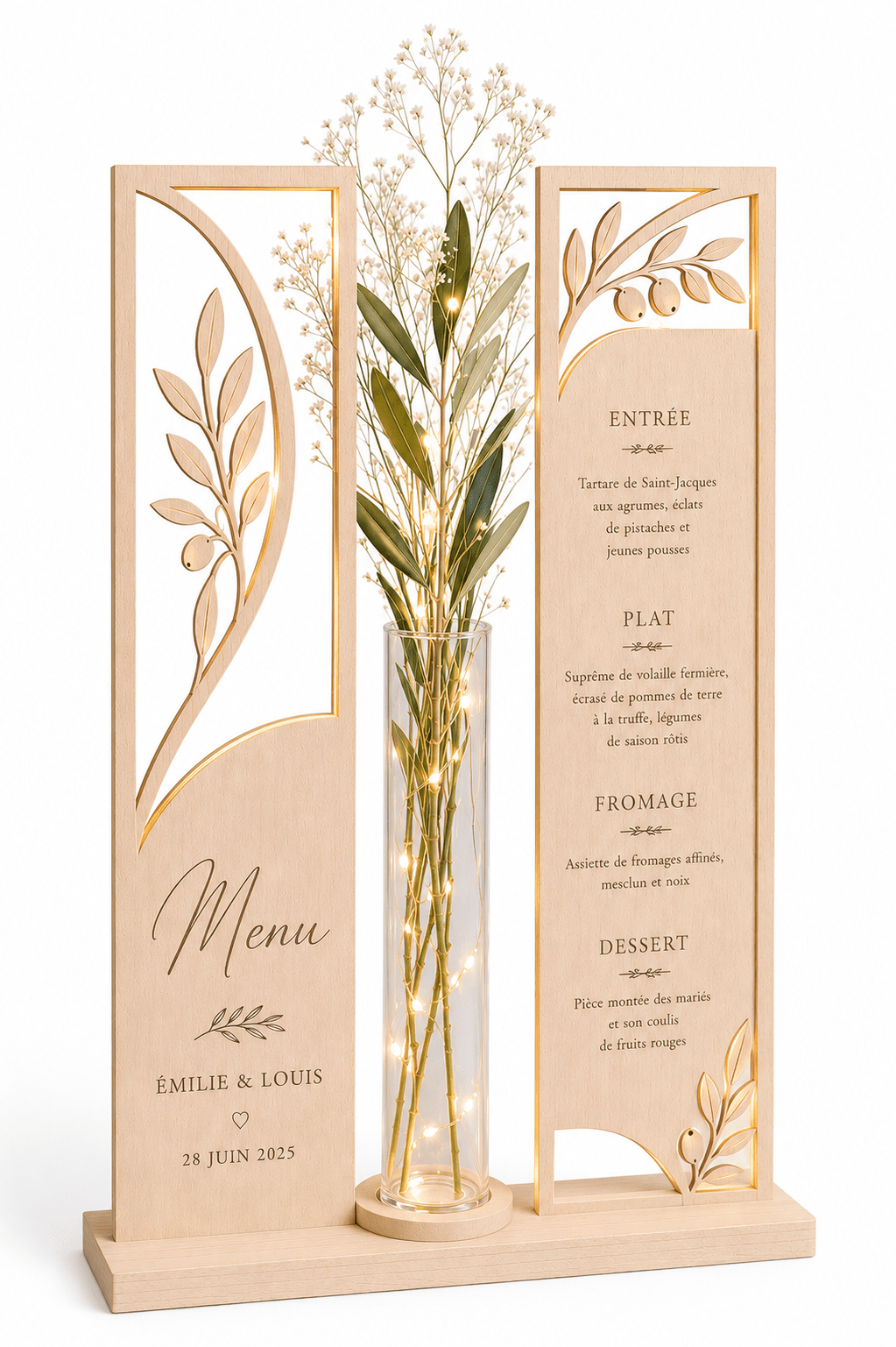 menu de table pour mariage en bois gravé avec branche d'olivier et guirlande lumineuse sur fond blanc