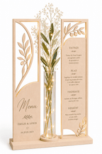 menu de table pour mariage en bois gravé avec branche d'olivier et guirlande lumineuse sur fond blanc