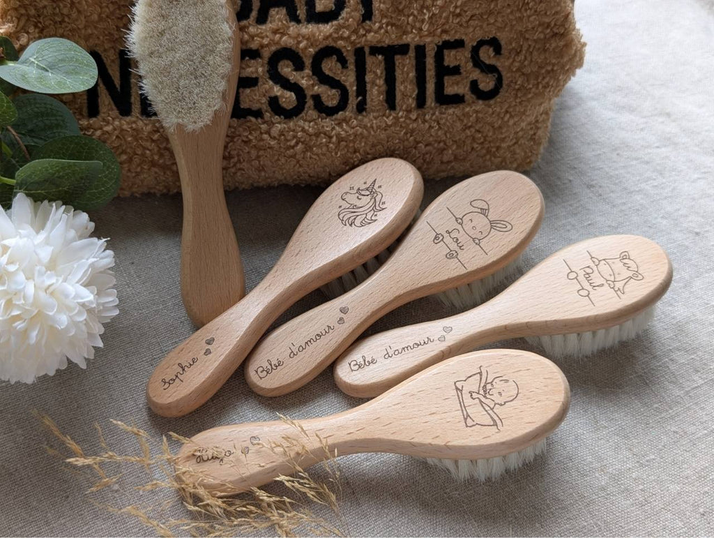 Brosse à cheveux pour bébé personnalisée avec prénom gravé, idéale comme cadeau de naissance ou baptême.
