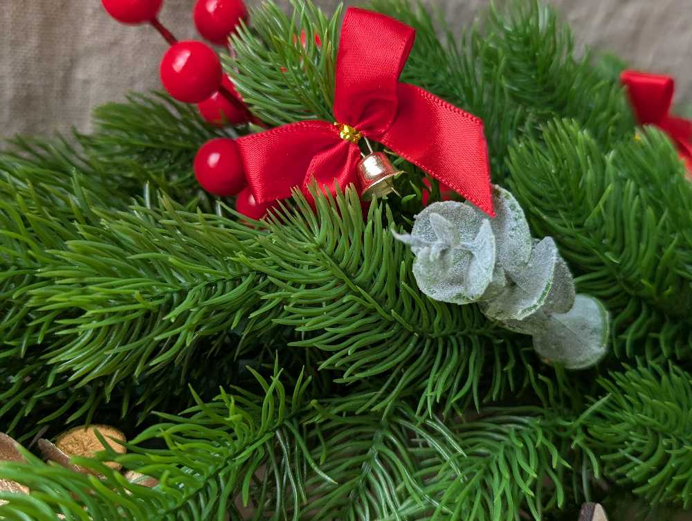 zoom sur décorations nœud rouge avec cloche