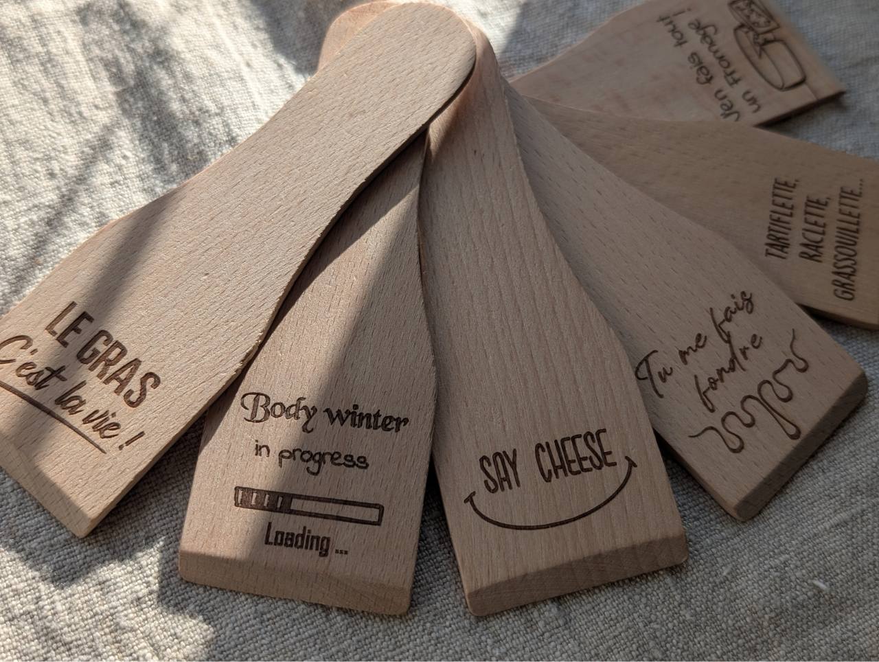 Collection 6 spatules raclette bois gravées citations drôles fromage fabrication française