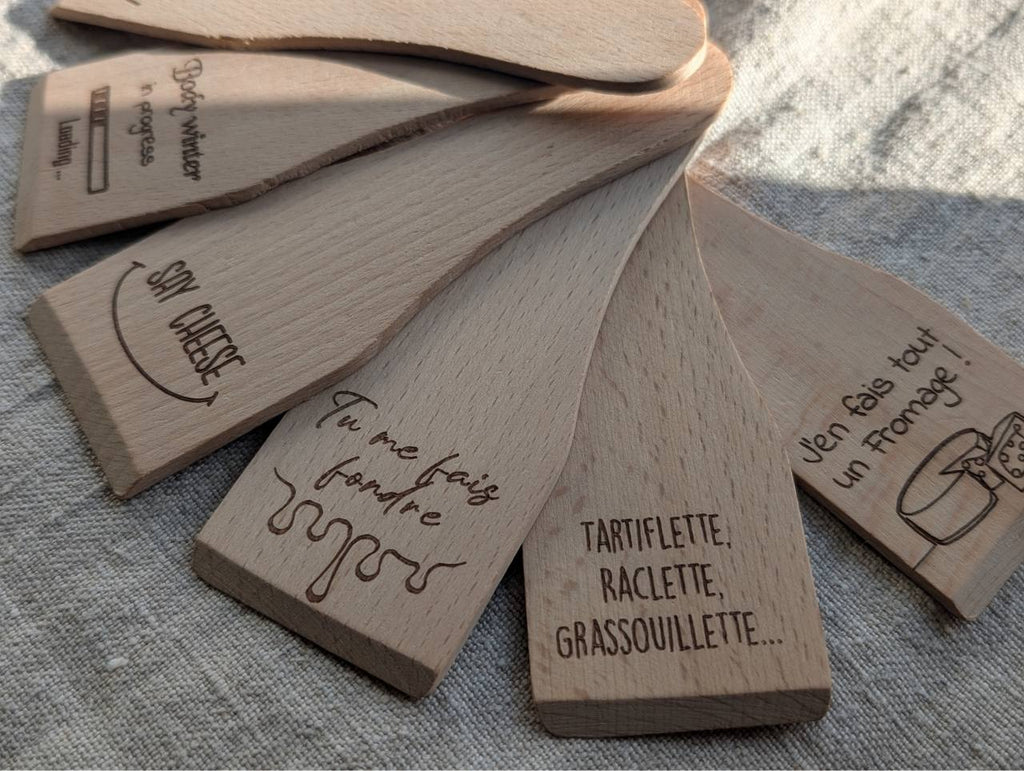 Détail gravure laser message humoristique spatule raclette bois artisanale