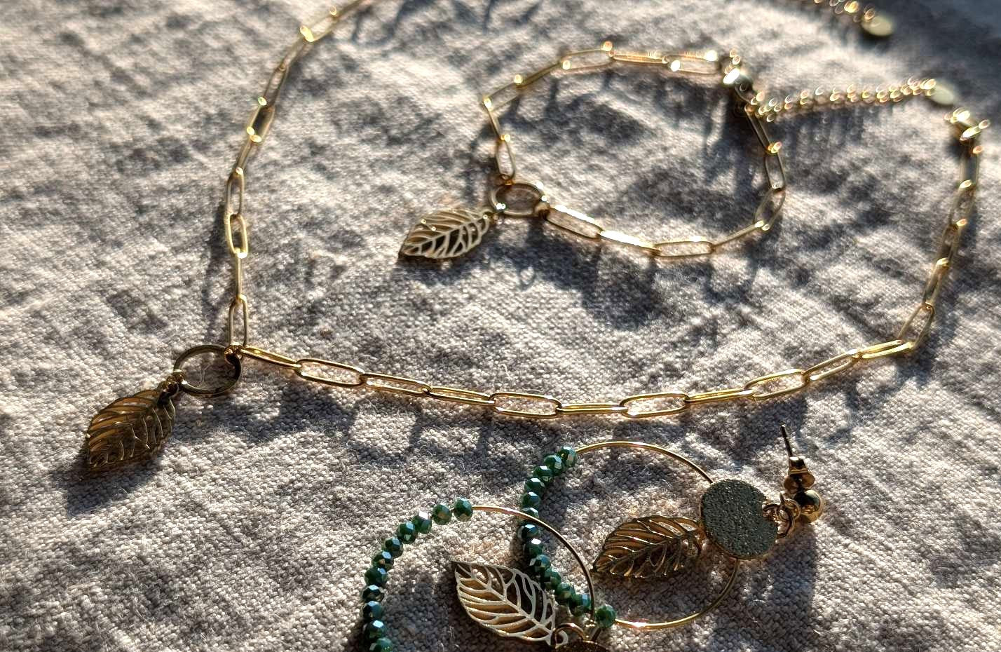 Parure bijoux complète feuille dorée perles vert lagon collier bracelet boucles créoles ensemble assorti