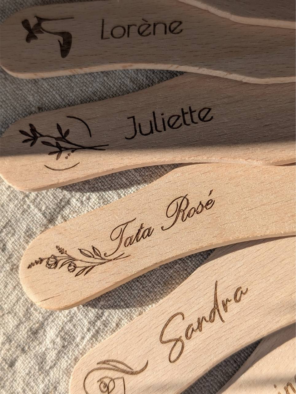 Détail gravure laser précise prénom spatule raclette bois artisanale