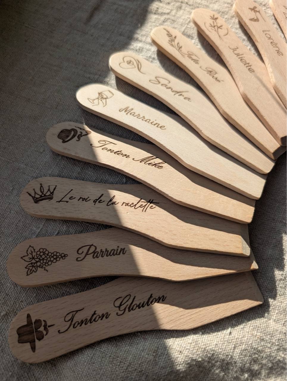 Collection complète spatules raclette bois personnalisées 13 illustrations gravure laser Artesama