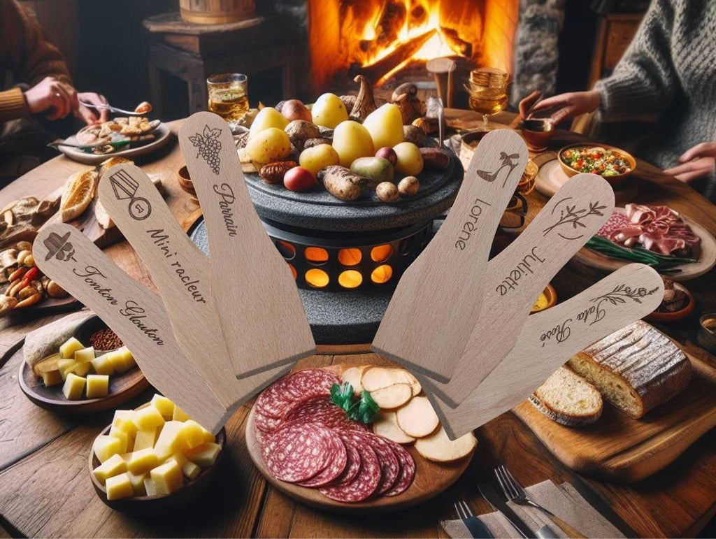 Spatules raclette personnalisées bois sur table dressée soirée conviviale