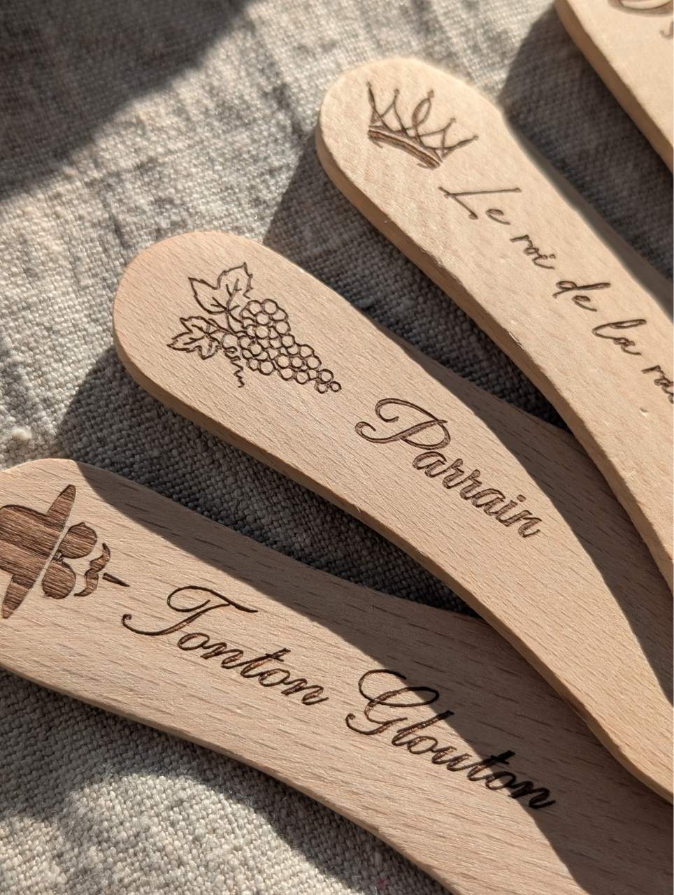 Détail gravure laser précise prénom spatule raclette bois artisanale