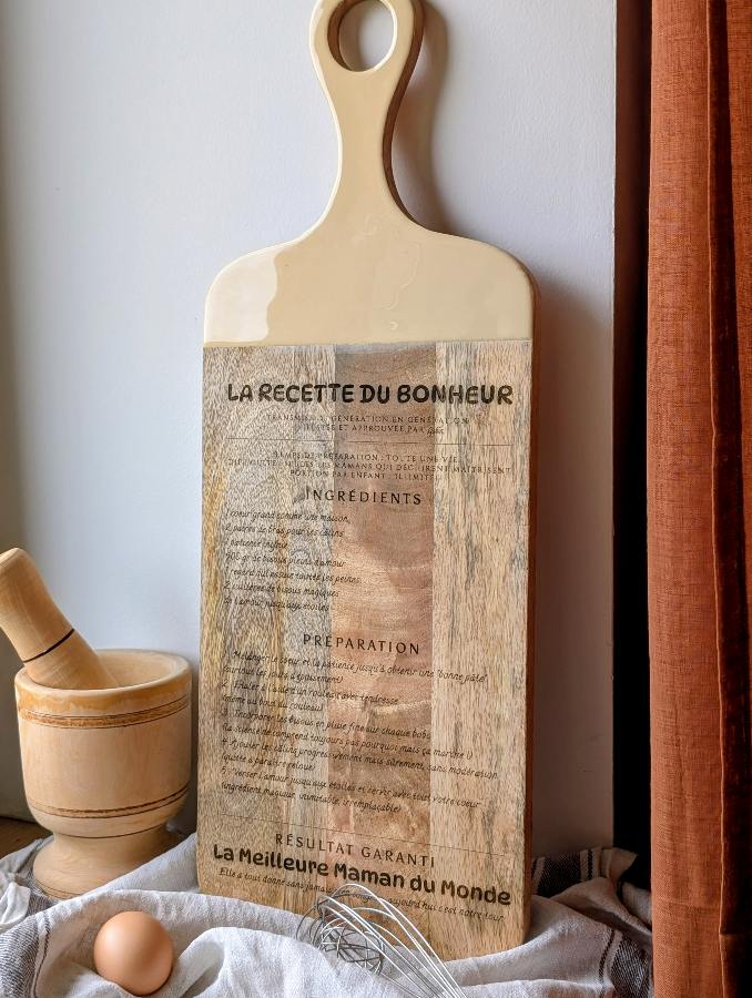 Planche apéro manguier gravée laser La Recette du Bonheur personnalisée prénom fête des mères — Artesama