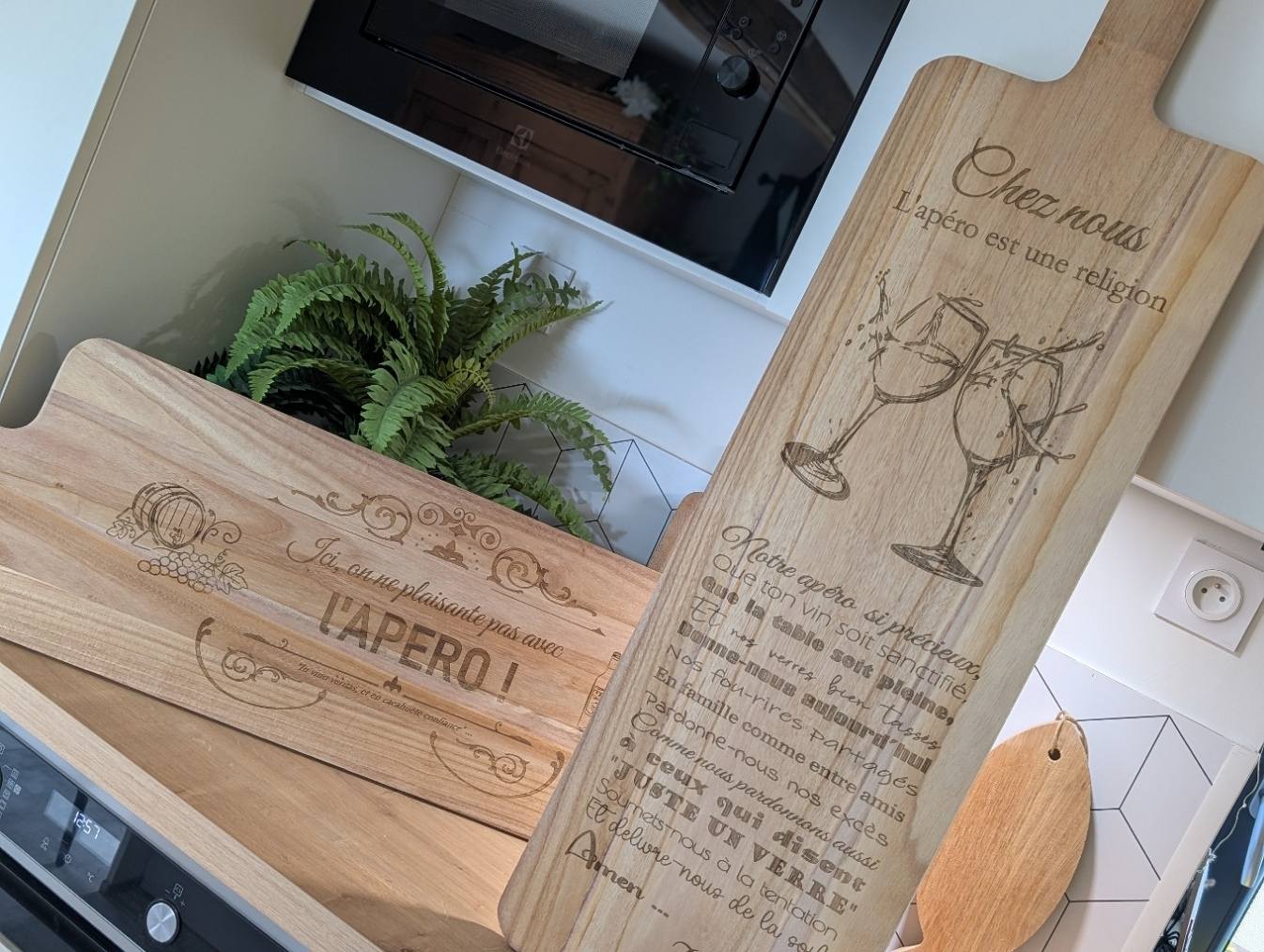 2 modèles de planches apéro XXL idéal pour présentation charcuteries fromages tapas etc. 1 mètre de long par 30 cm de large. bois naturel. finition vernis alimentaire pour une gravure qui dure. 