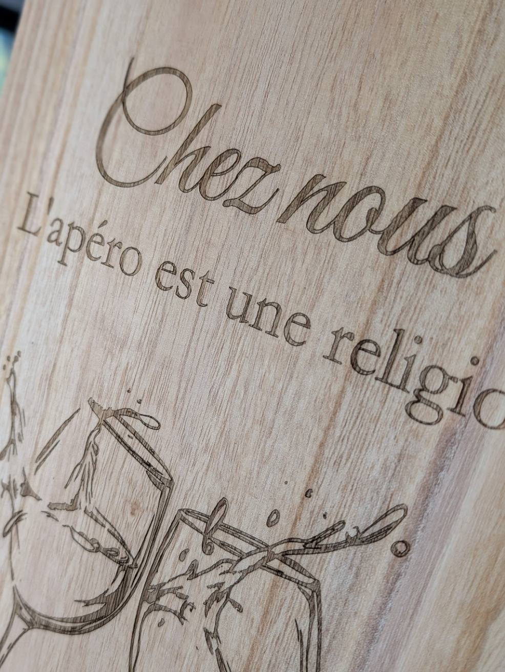 jolie gravure de verre à vin qui trinquent