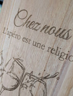 jolie gravure de verre à vin qui trinquent