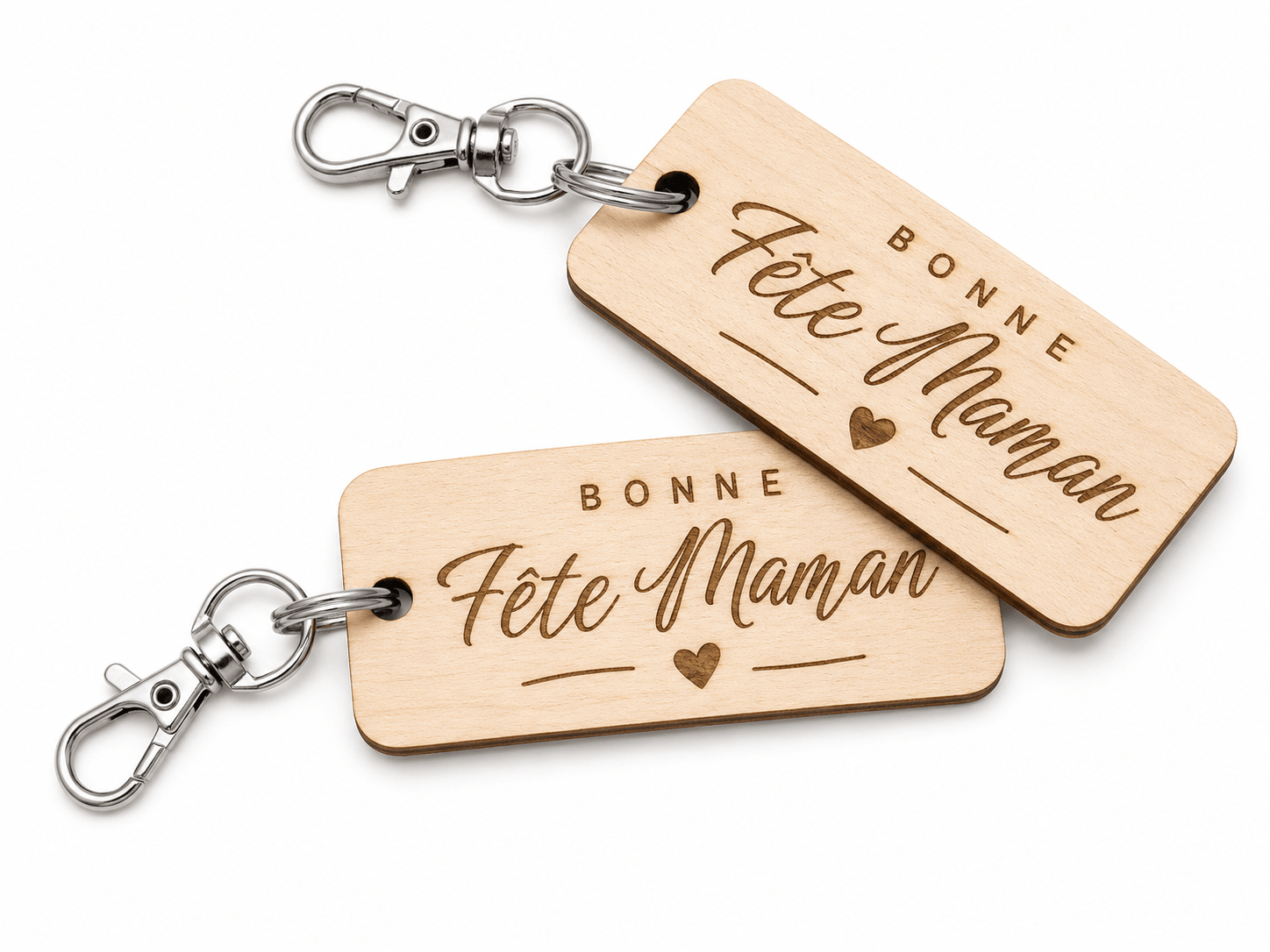 Deux porte-clés en bois gravés laser calligraphie Bonne Fête Maman avec cœur, mousqueton argenté, fond blanc