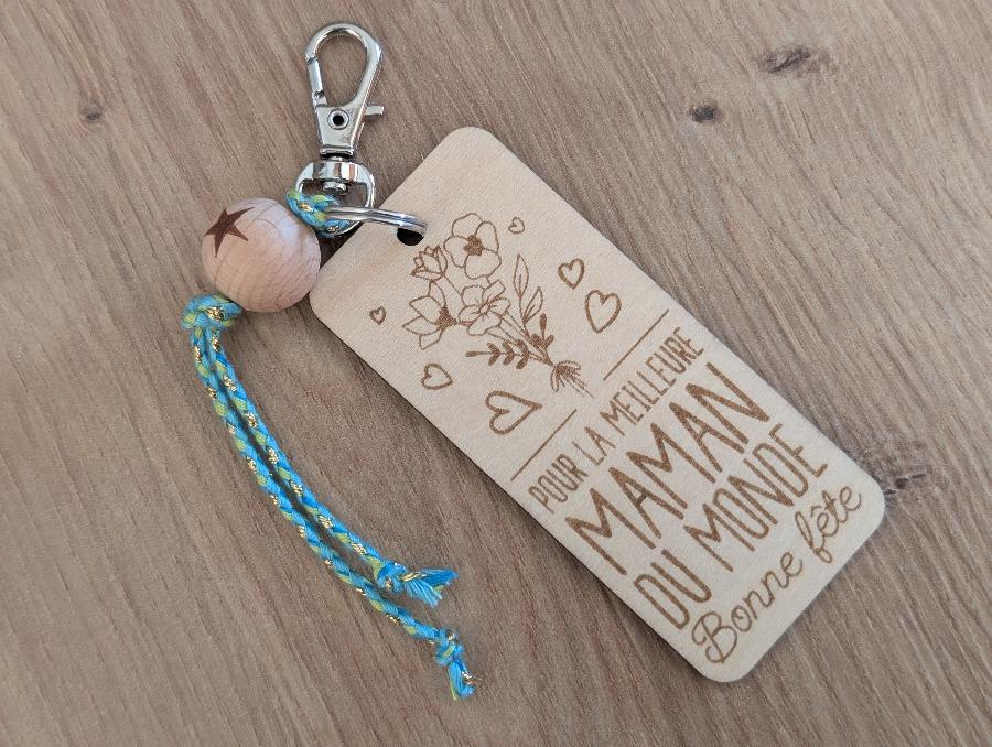 porte clefs gravé bois meilleure maman du monde cordon bleu tressé et perle en bois coeur gravé