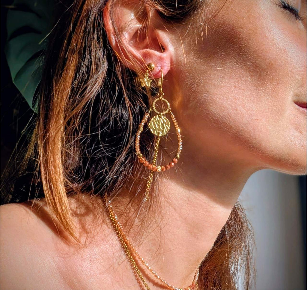 Boucles d’oreilles dormeuses dorées avec perles terracotta et irisées portées au lobe, bijoux raffinés collection Éclat d’automne Artesama