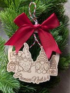 Boule de Noël en bois personnalisée gravée avec une famille de gnomes et nœud satin rouge inscrit premier noel  4
