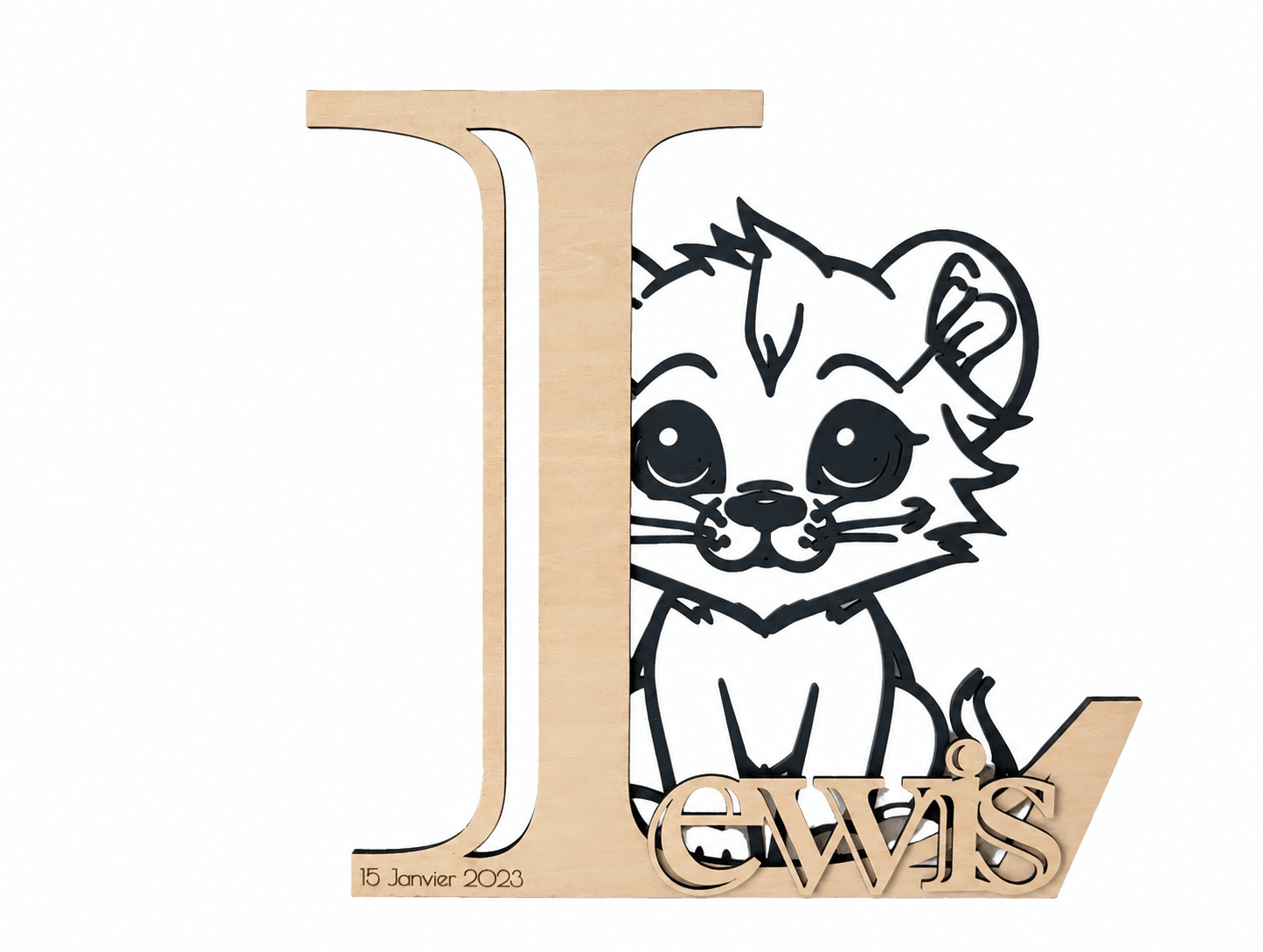 Lettre décorative en bois "L" avec lionceau kawaii découpé noir et prénom "Lewis" gravé, date de naissance inscrite, fond blanc pour visuel produit