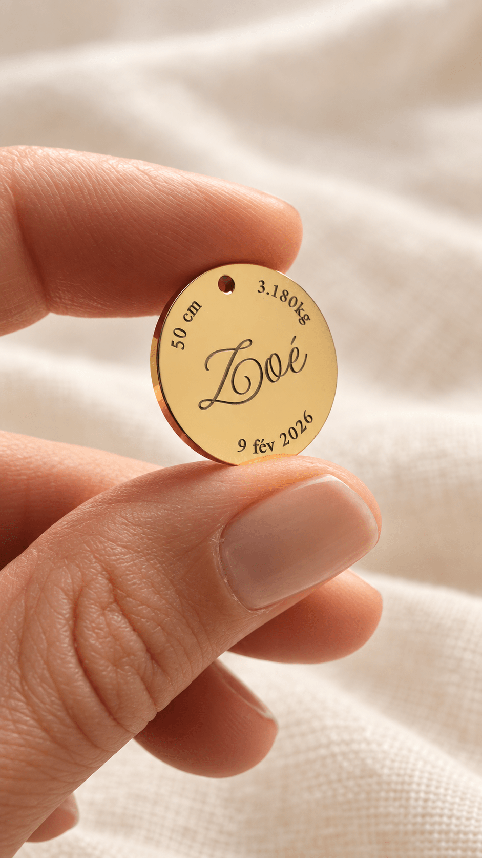 Recto du médaillon de naissance personnalisé : prénom en écriture manuscrite, taille, poids et date gravés au laser