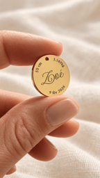 Recto du médaillon de naissance personnalisé : prénom en écriture manuscrite, taille, poids et date gravés au laser