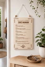 Plaque bois gravée Règlement Intérieur Chez Maman accrochée au mur dans une entrée lumineuse, idée cadeau déco maman